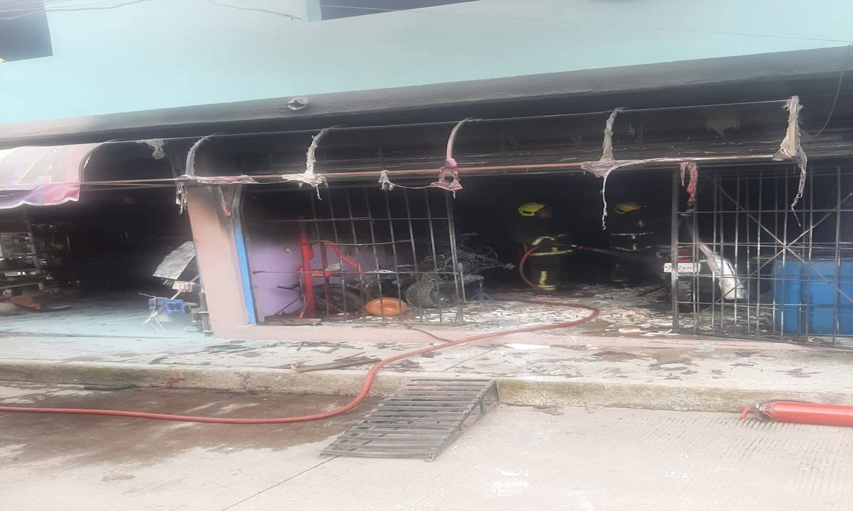 VIDEO: Incendio en taller de motos deja daños materiales y un hombre con crisis nerviosa en Cuautitlán Izcalli