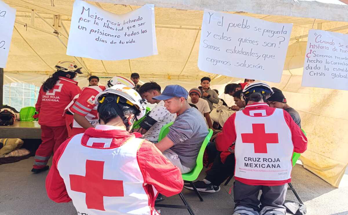 A los estudiantes se les ofreció el traslado hospitalario para quienes lo requieran Foto: Macrina Vázquez