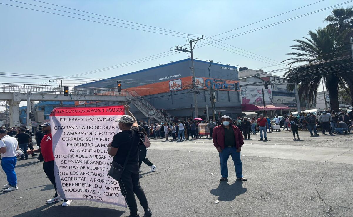 El contingente se concentra en la Avenida Adolfo López Mateos y Avenida Chimalhuacán, donde bloquean el paso de vehículos. Foto: Especial