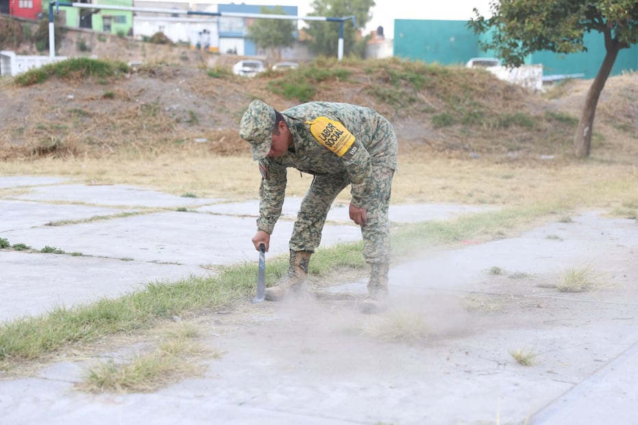 Maquinaria pesada y cuadrillas de Servicios Públicos retiraron toneladas de maleza y escombro para liberar las áreas de juego. Foto Especial