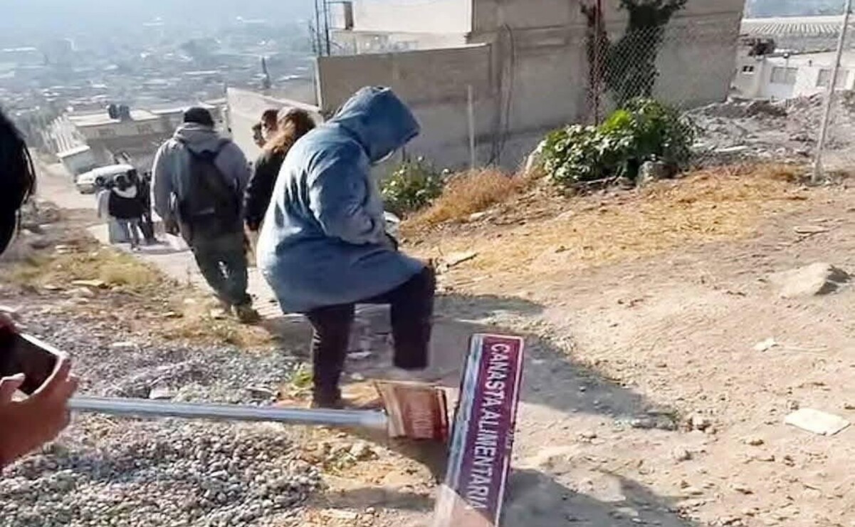 Policías municipales llegaron a la colonia para frenar a los vecinos / Foto Especial