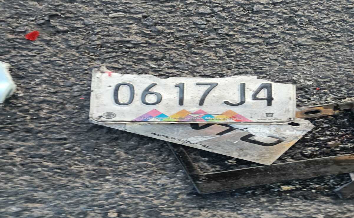 Las placas de la motociclista terminaron en el asfalto tras el lamentable accidente. Foto: Especial