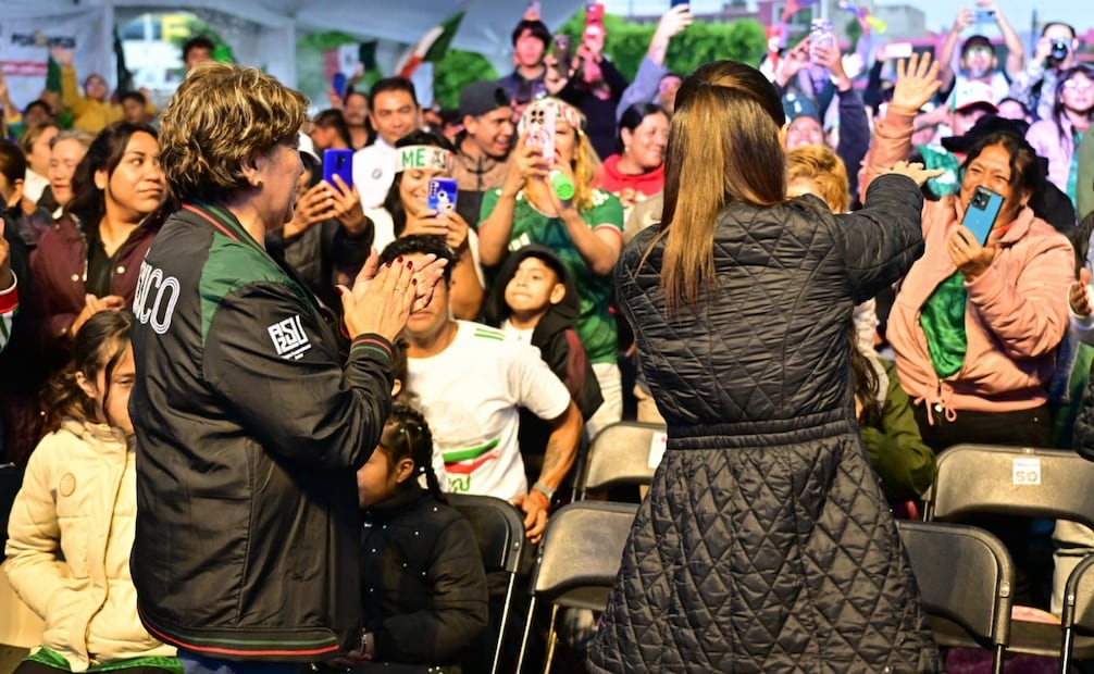 La presidenta Claudia Sheinbaum y la gobernadora Delfina Gómez lucieron la camiseta tricolor en apoyo al combinado nacional. Foto Especial