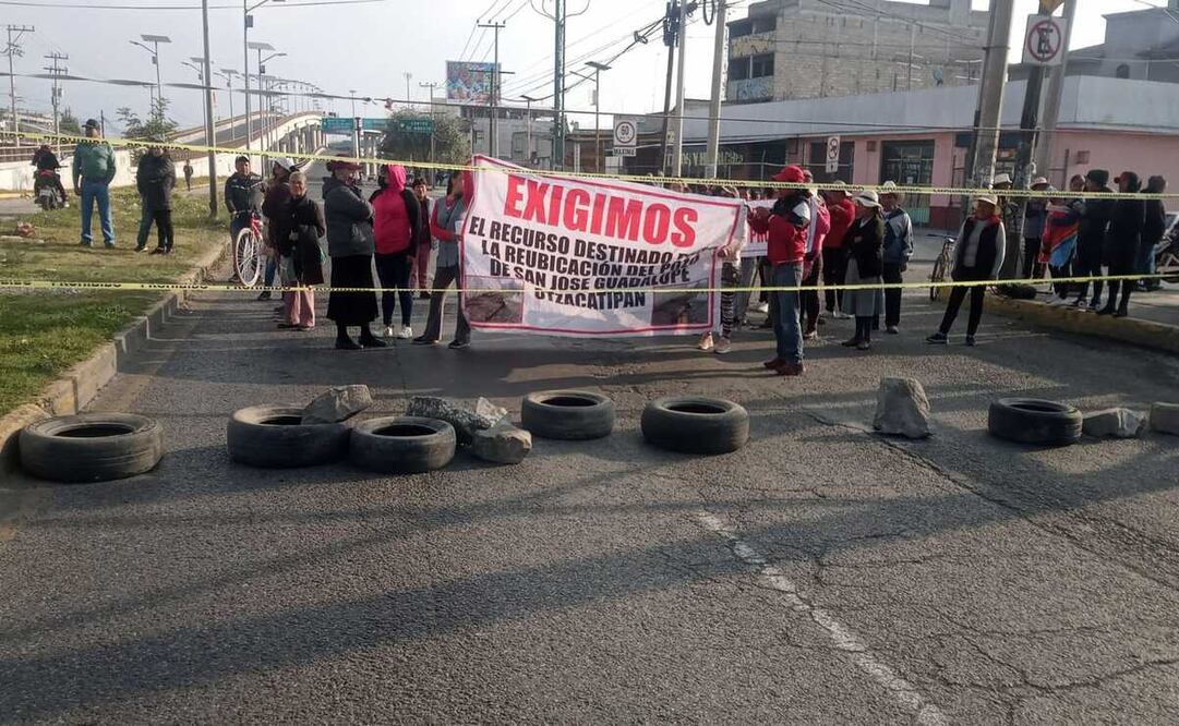 La mañana de este miércoles, vecinos de San José Guadalupe Otzacatipan protestaron por la falta de agua. Foto: Especial.