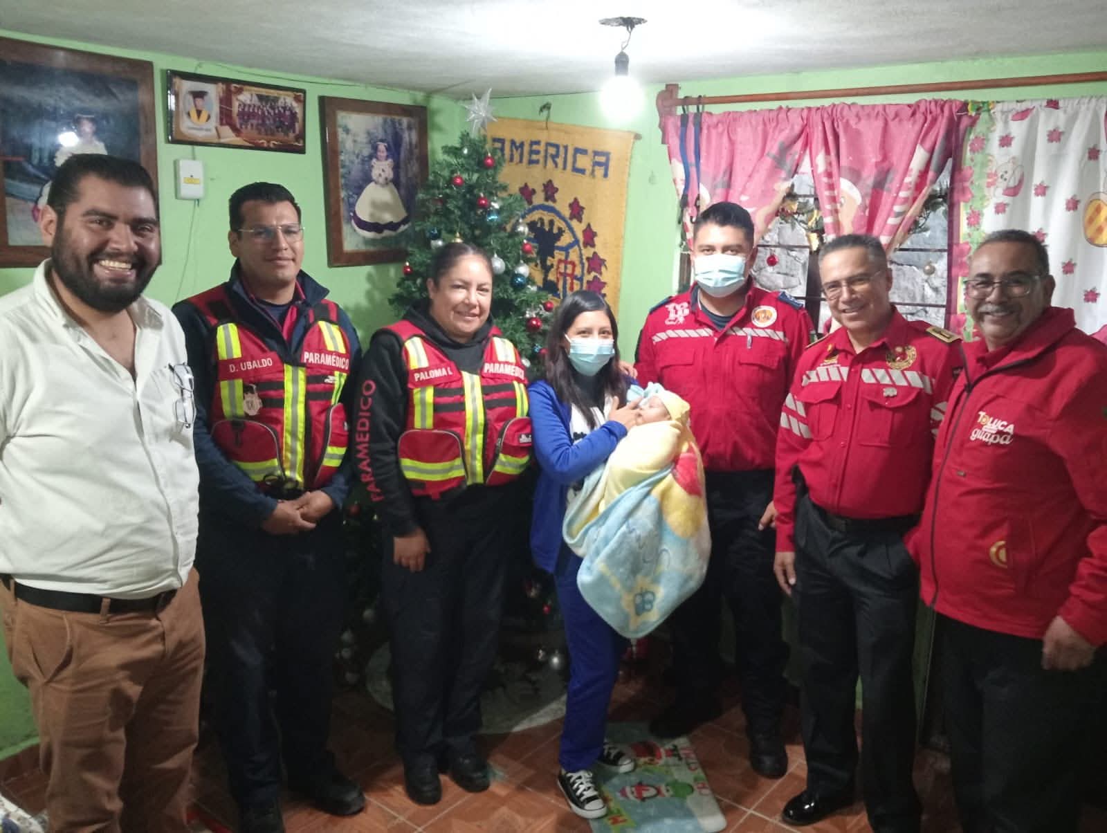 Nataly y su bebé reciben la visita de los elementos de Protección Civil de Toluca, los verdaderos "padrinos" que asistieron el nacimiento dentro de la Unidad 2664. Foto Especial