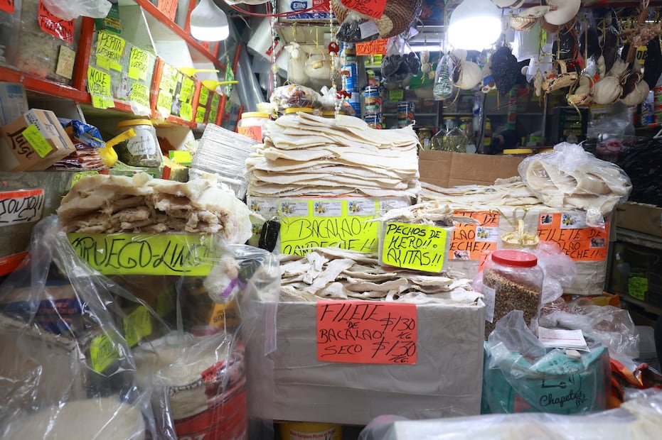 En los hogares de Toluca, el ritual inicia desde temprano con la limpieza de romeritos y la preparación del mole para el tradicional banquete navideño. Foto Alejandro Vargas / El Universal