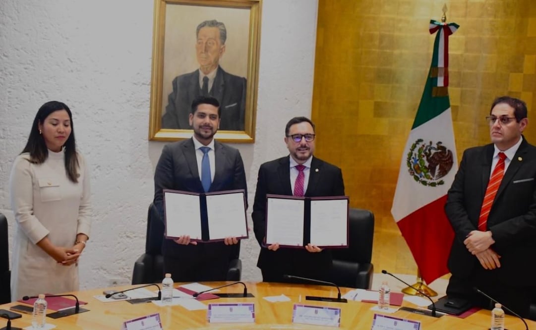 El alcalde Adolfo Cerqueda Rebollo y autoridades del IPN sellan la alianza que traerá servicios de alta calidad a Neza. Foto Especial