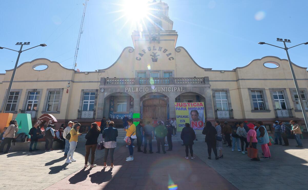 Síndicos y regidores pidieron a los manifestantes abrir el Ayuntamiento / Foto Alejandro Vargas