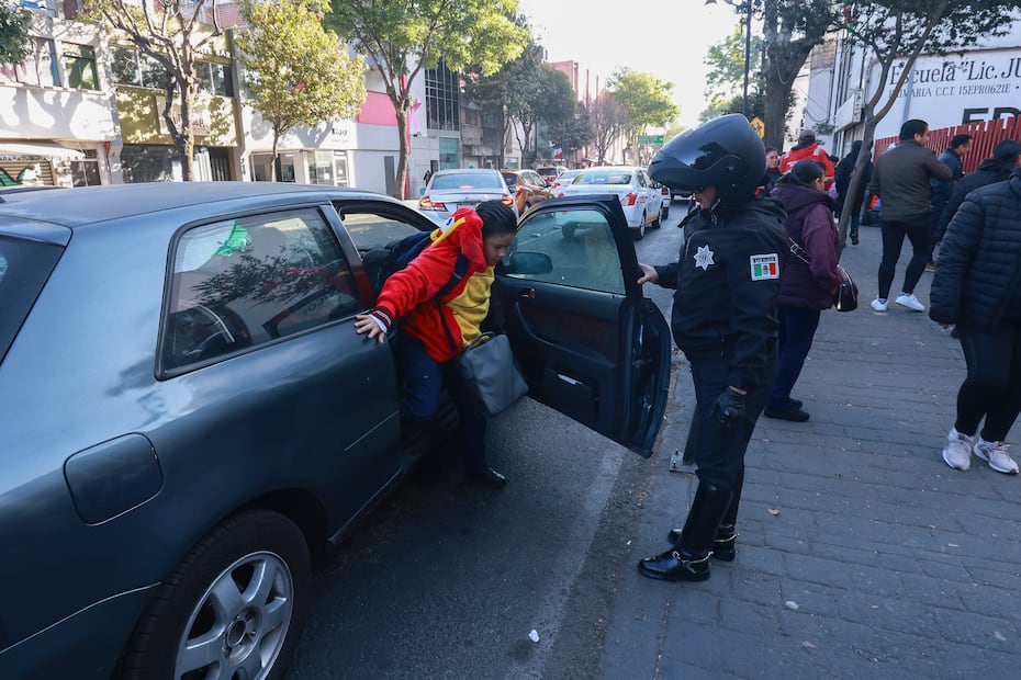 Policías estatales y municipales de Toluca y Metepec trabajaron en conjunto para agilizar el tránsito y prevenir incidentes. Foto Alejandro Vargas / El universal