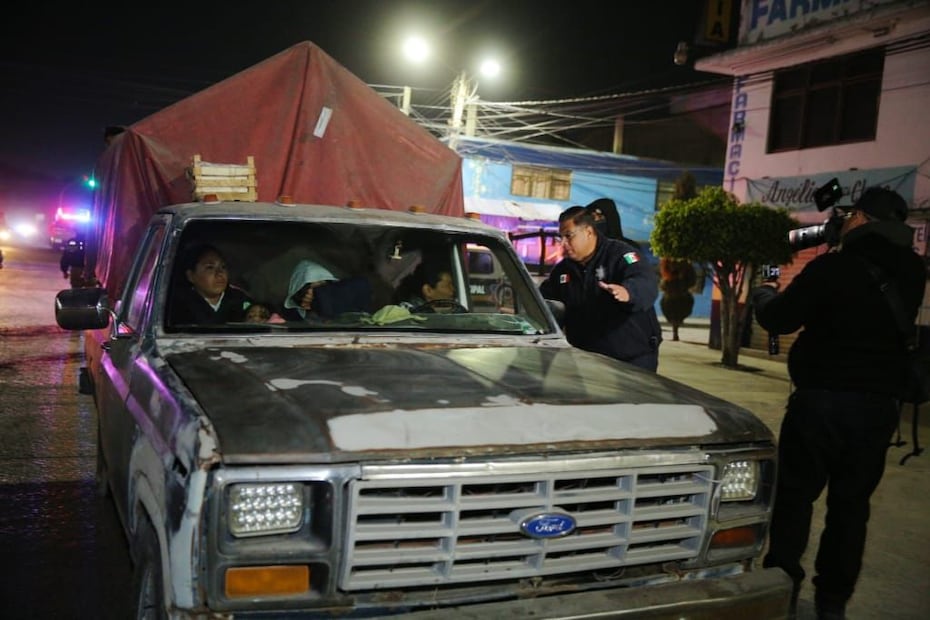 Elementos de Seguridad Ciudadana y la Marina acompañaron las labores de ordenamiento en la zona alta de Tulpetlac. Foto Especial