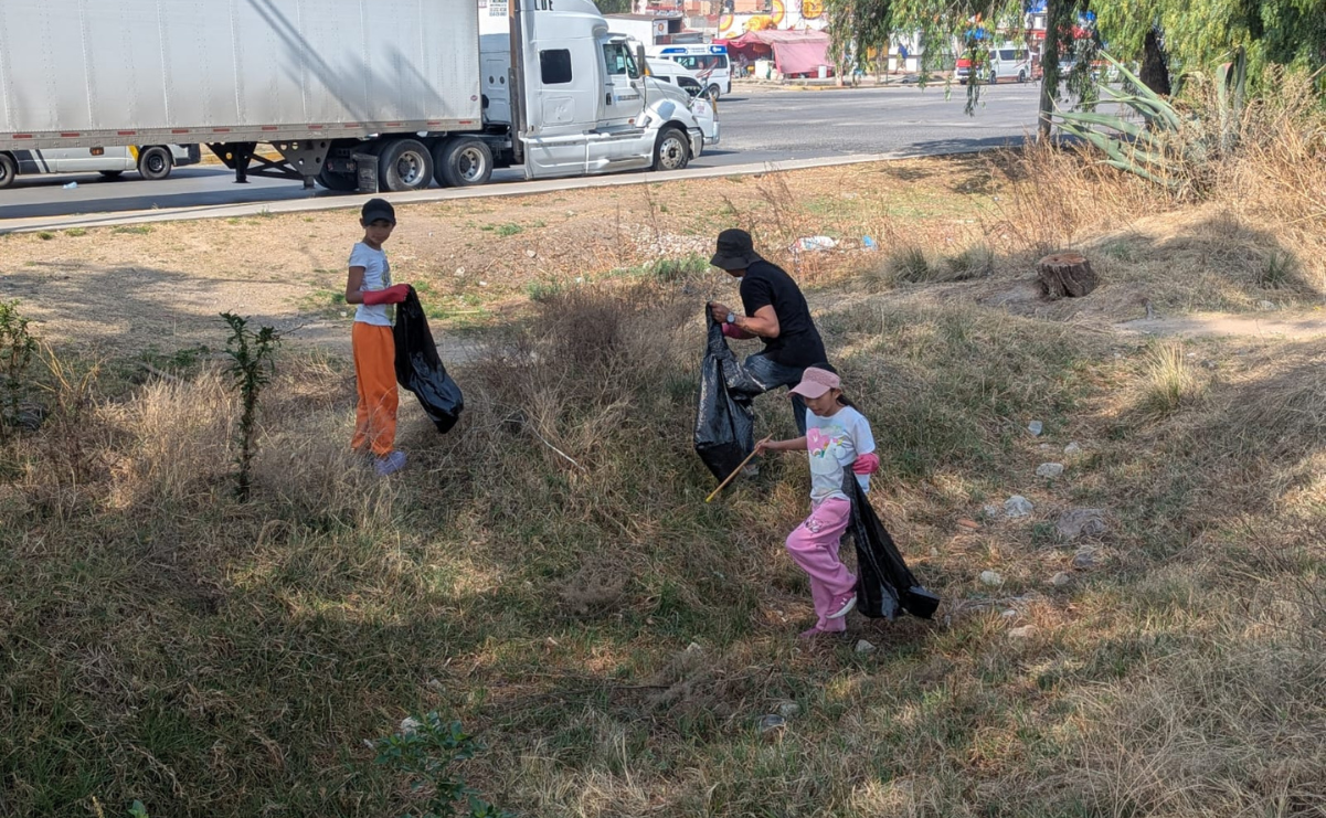 Vecinos de Axotlán participan en la jornada mensual de limpieza de la laguna, una tradición para preservar este espacio natural Foto: Especial