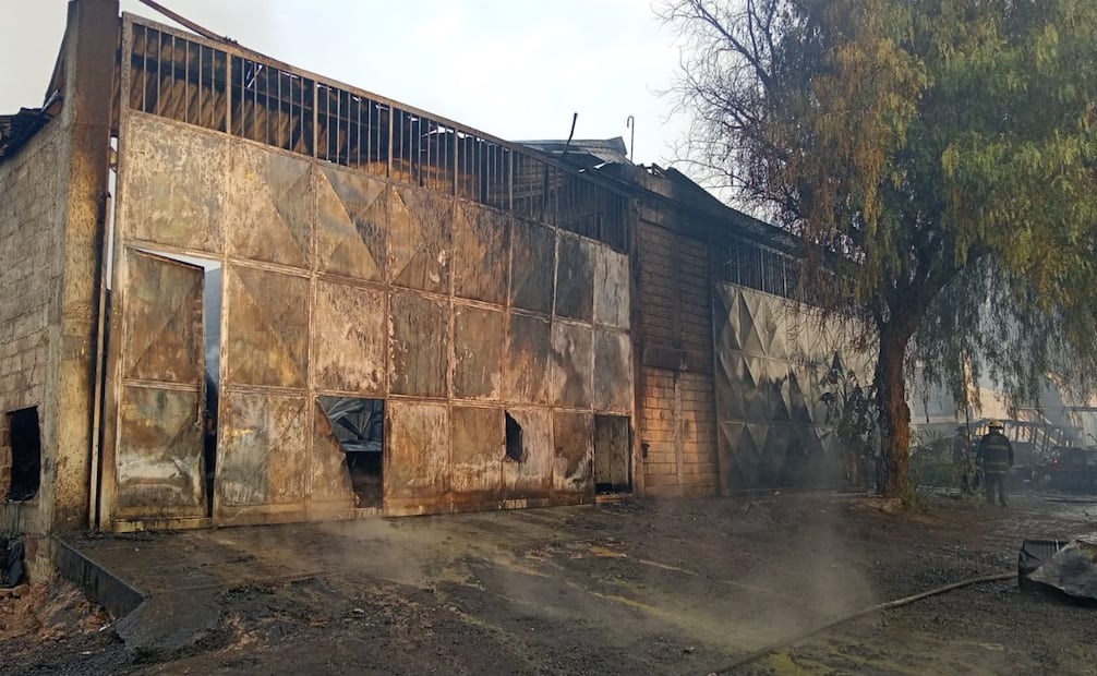 Autoridades evacuaron cinco domicilios cercanos al inmueble como medida preventiva. Foto especial