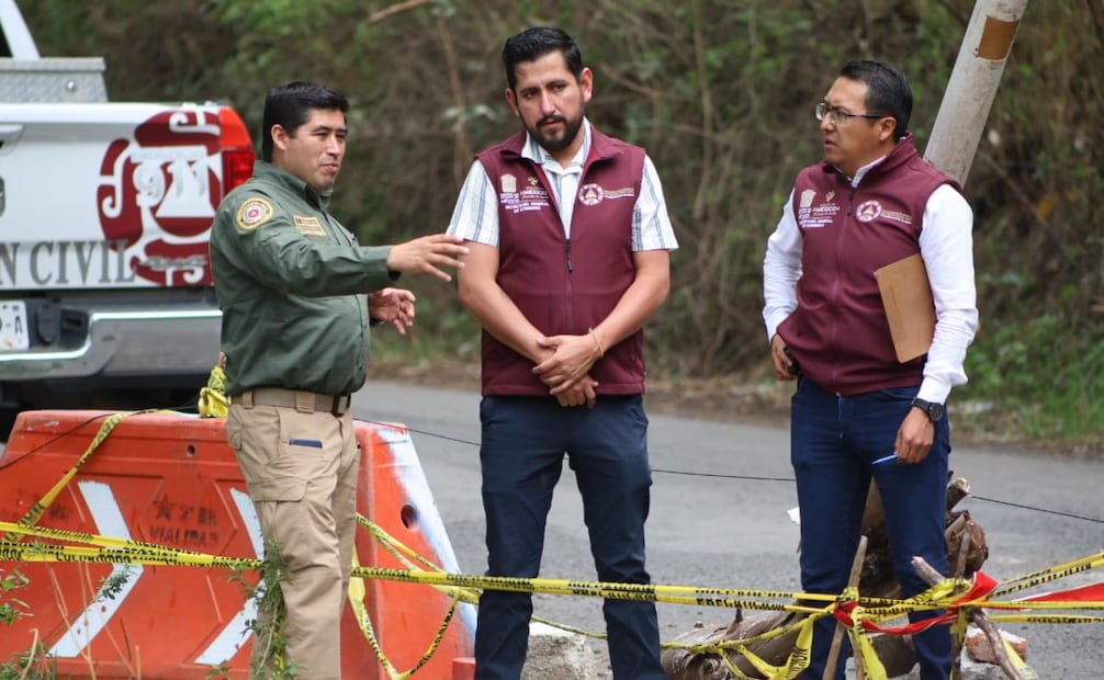 Autoridades de Huixquilucan bloquearon el paso en Camino al Acueducto para evitar una tragedia ante el avance del deslave. Foto Especial