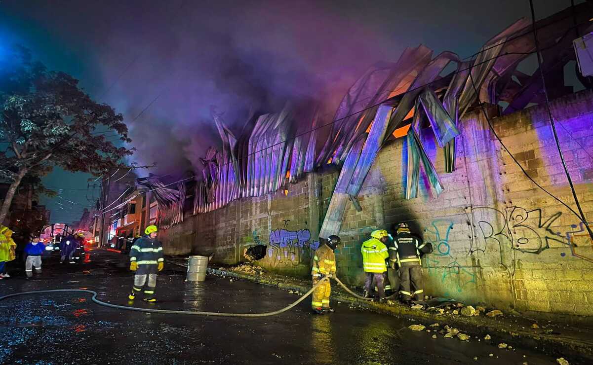 Bomberos continúan con labores de enfriamiento en bodega incendiada en Atizapán de Zaragoza