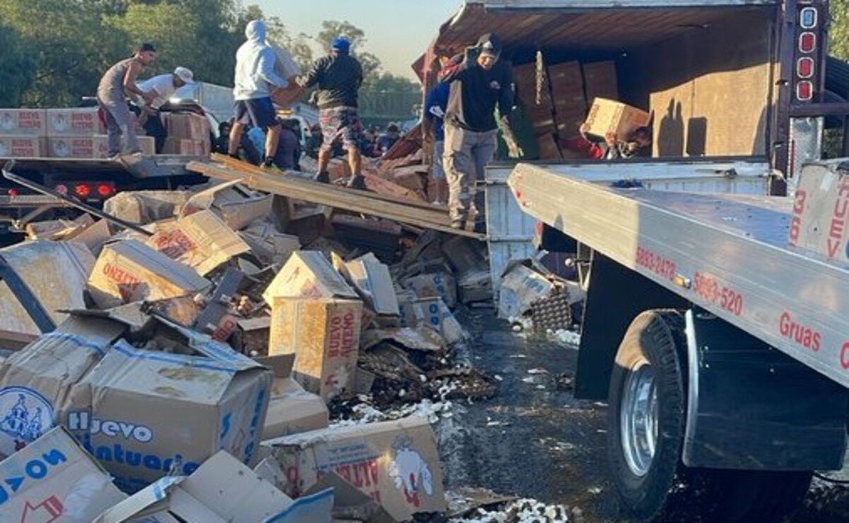 Vuelca tráiler cargado con 17 toneladas de huevo en Tlanepantla