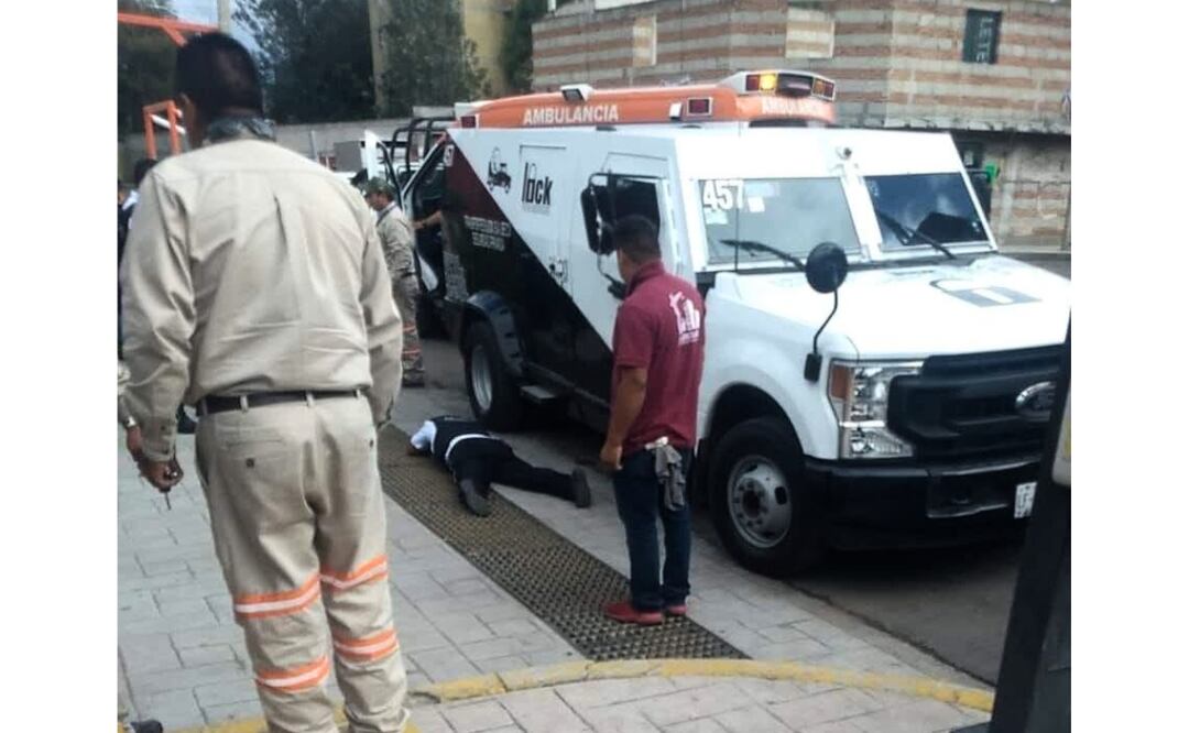 Un comando armado intercepta una camioneta de valores en Santiago Tianguistenco. Foto: Especial