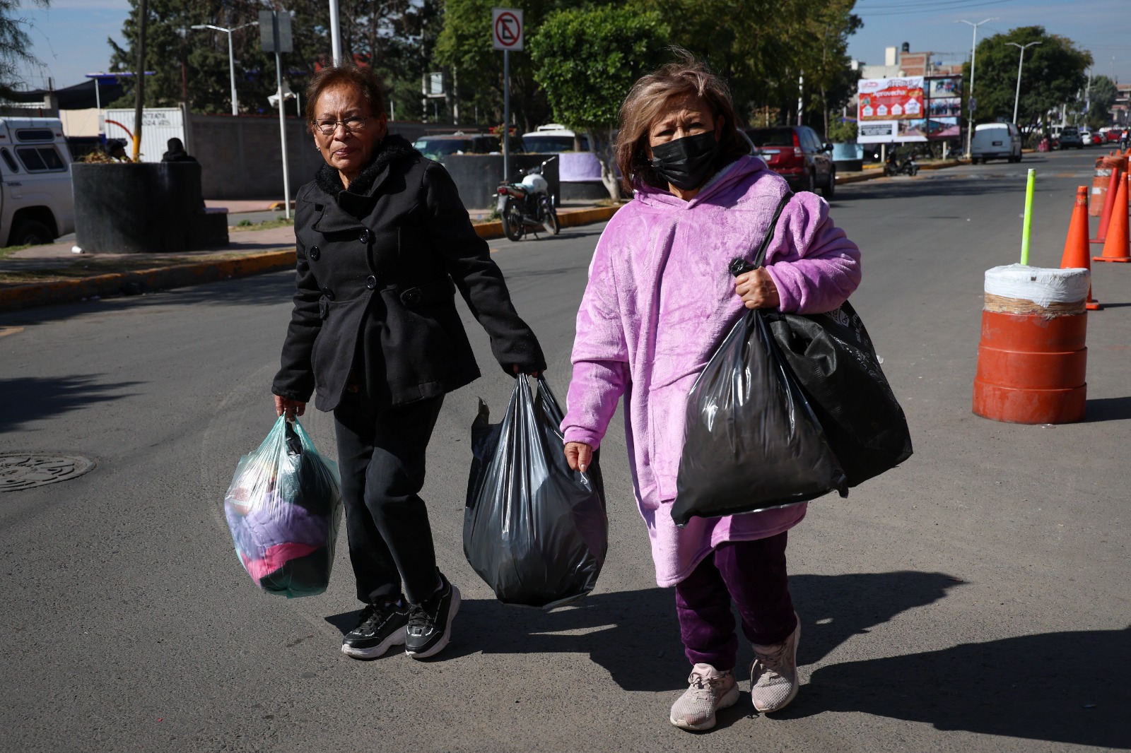 Aunque las prendas chinas han ganado terreno, clientes nacionales e internacionales acuden a Chiconcuac en búsqueda de piezas a bajo costo y de buena calidad. Foto Luis Camacho