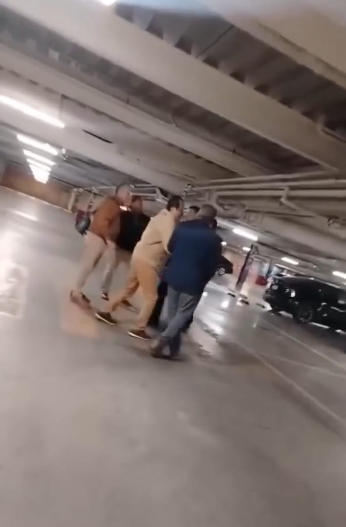 Los elementos trataron de esquivar los golpes que en reiteradas ocasiones lanzó el funcionario en su contra, mientras mantenían la calma ya que no respondieron a la agresión. Foto: especial