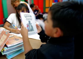 ¡Libros en lugar de pantallas! Ecatepec y el FCE reparten 20 mil obras infantiles por el Día de Reyes