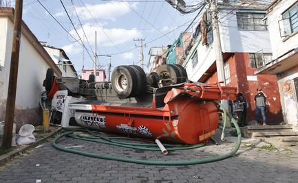 ¡Accidente en Toluca! Pipa de agua vuelca en el barrio de Zopilocalco