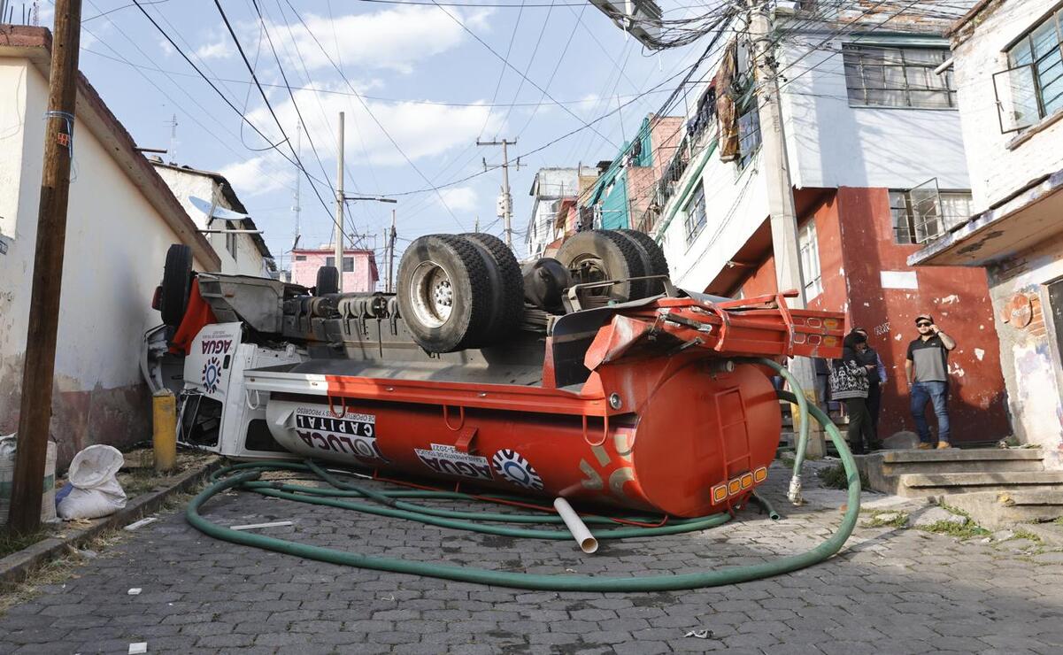¡Accidente en Toluca! Pipa de agua vuelca en el barrio de Zopilocalco