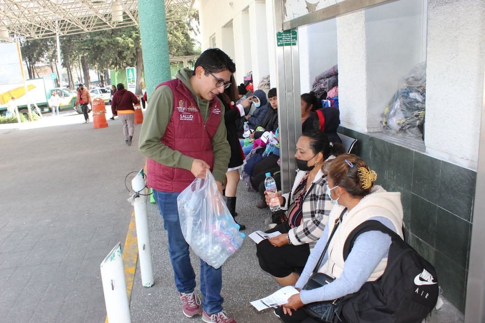 A pesar de la capacidad del albergue para más de 200 personas, hospitales como el Mónica Pretelini y el Centro Médico registran alta presencia de personas durmiendo a la intemperie. Foto Especial