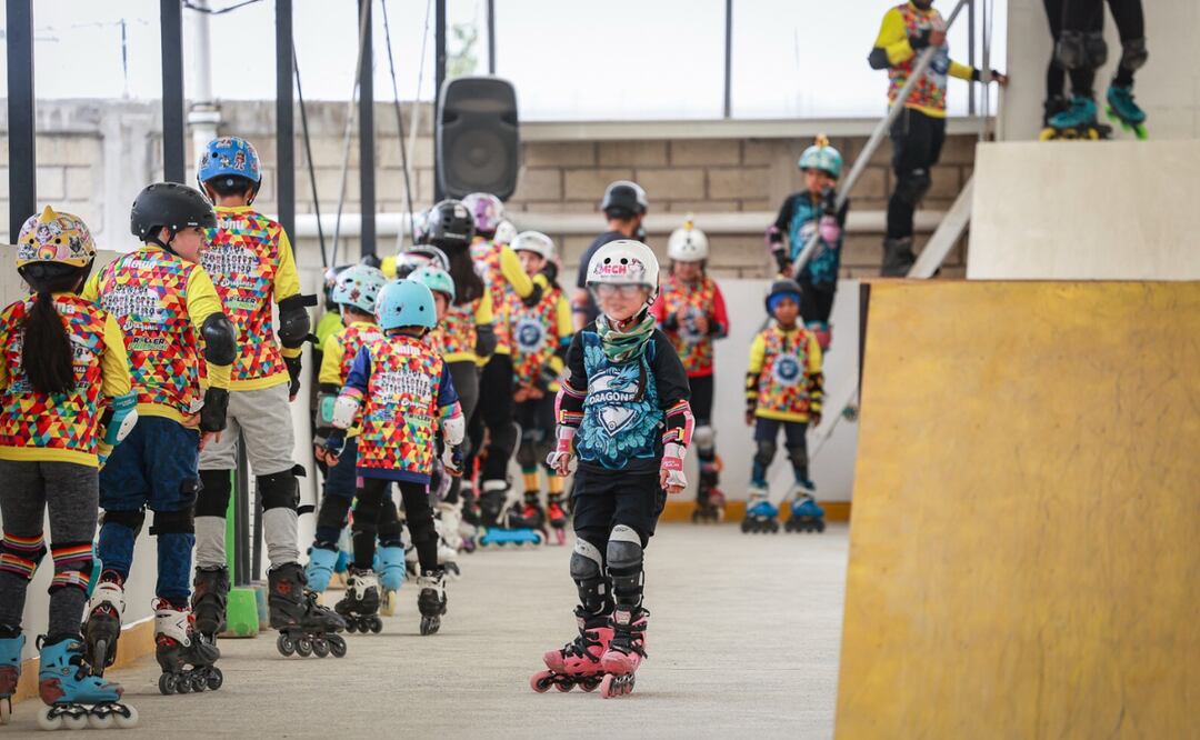 Óscar guía a sus alumnos en 'Live Roller School', donde el patinaje se convierte en juego y aprendizaje. Foto: Alejandro Vargas
