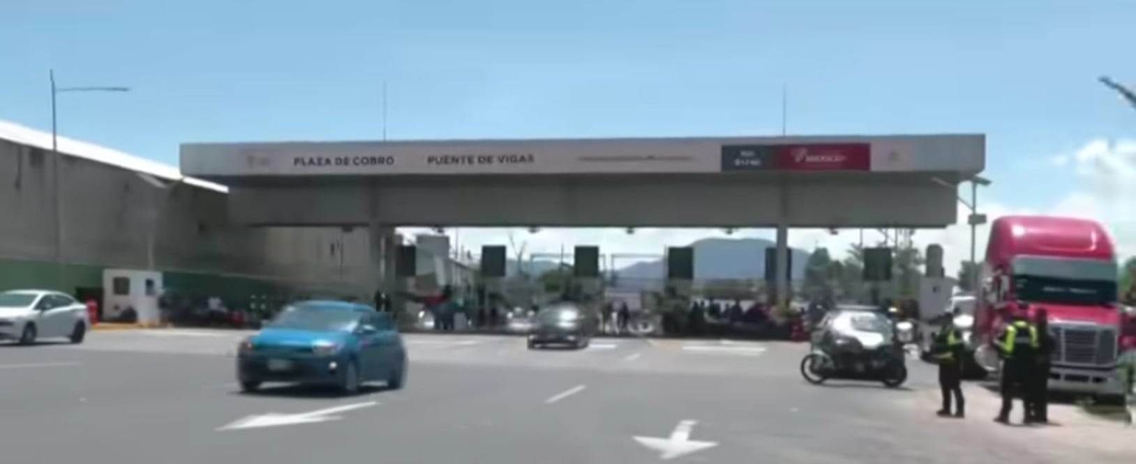 Al punto arribó un autobús que transportaba a los maestros, quienes a su llegada tomaron la caseta y levantaron la pluma. Foto: especial