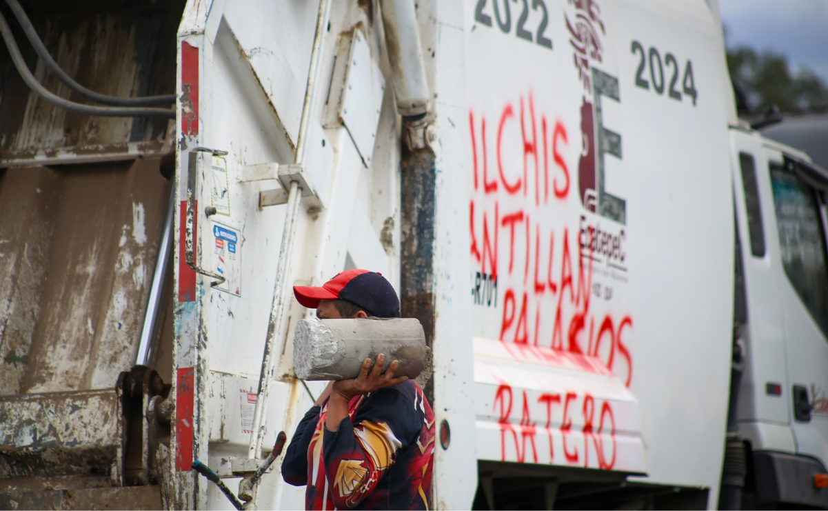 Trabajadores de Ecatepec utilizan camiones para bloquear las calles Foto: Luis Camacho|El Universal Estado de México