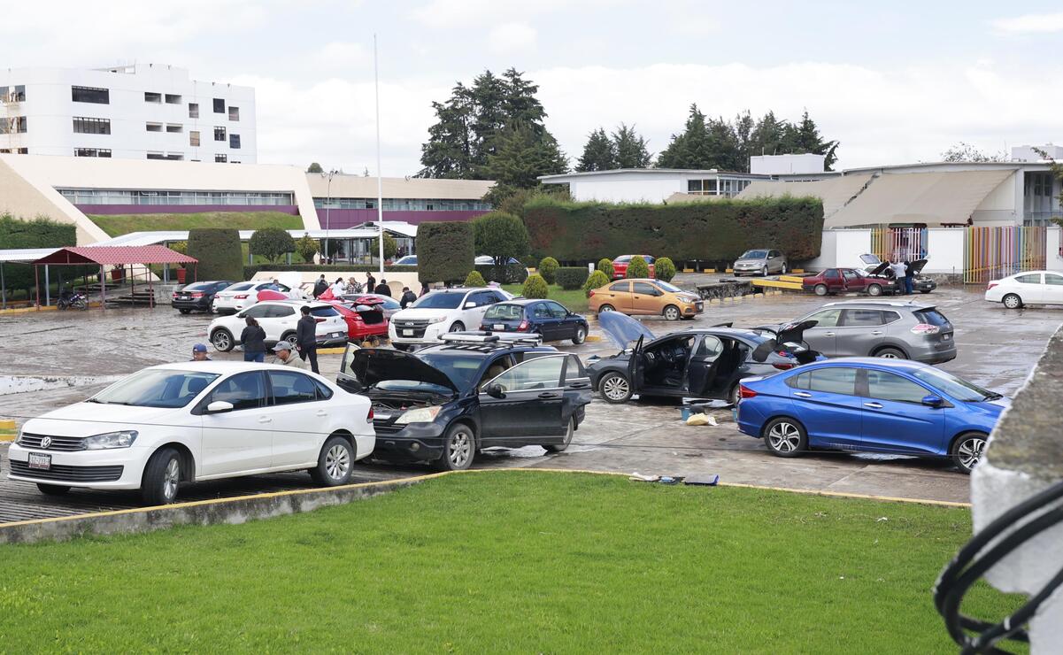 Autos quedan atrapados en estacionamiento de Toluca por fuertes lluvias