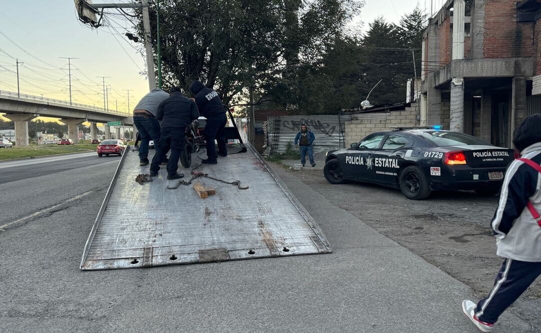 Después de las diligencias, el personal forense levanto y traslado el cuerpo al Semefo. Foto: Especial