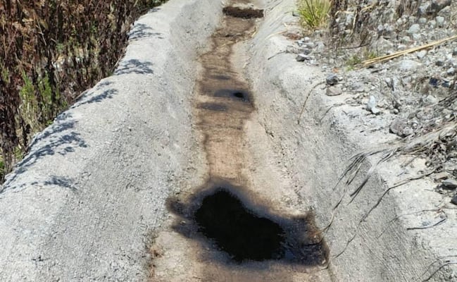 Derrame de gasolina contamina manantial tras choque en la Naucalpan-Toluca