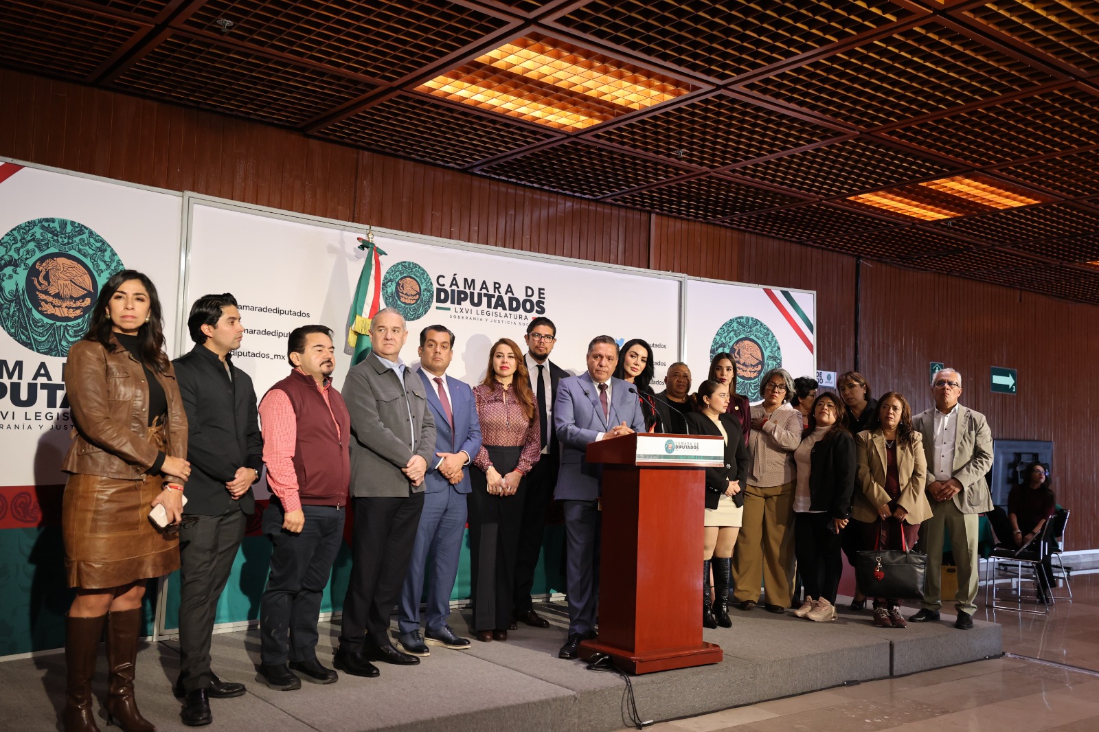 En conferencia de prensa, el alcalde explicó que el desgaste natural que sufren las calles, caminos, edificios y espacios de servicio público. Foto: especial