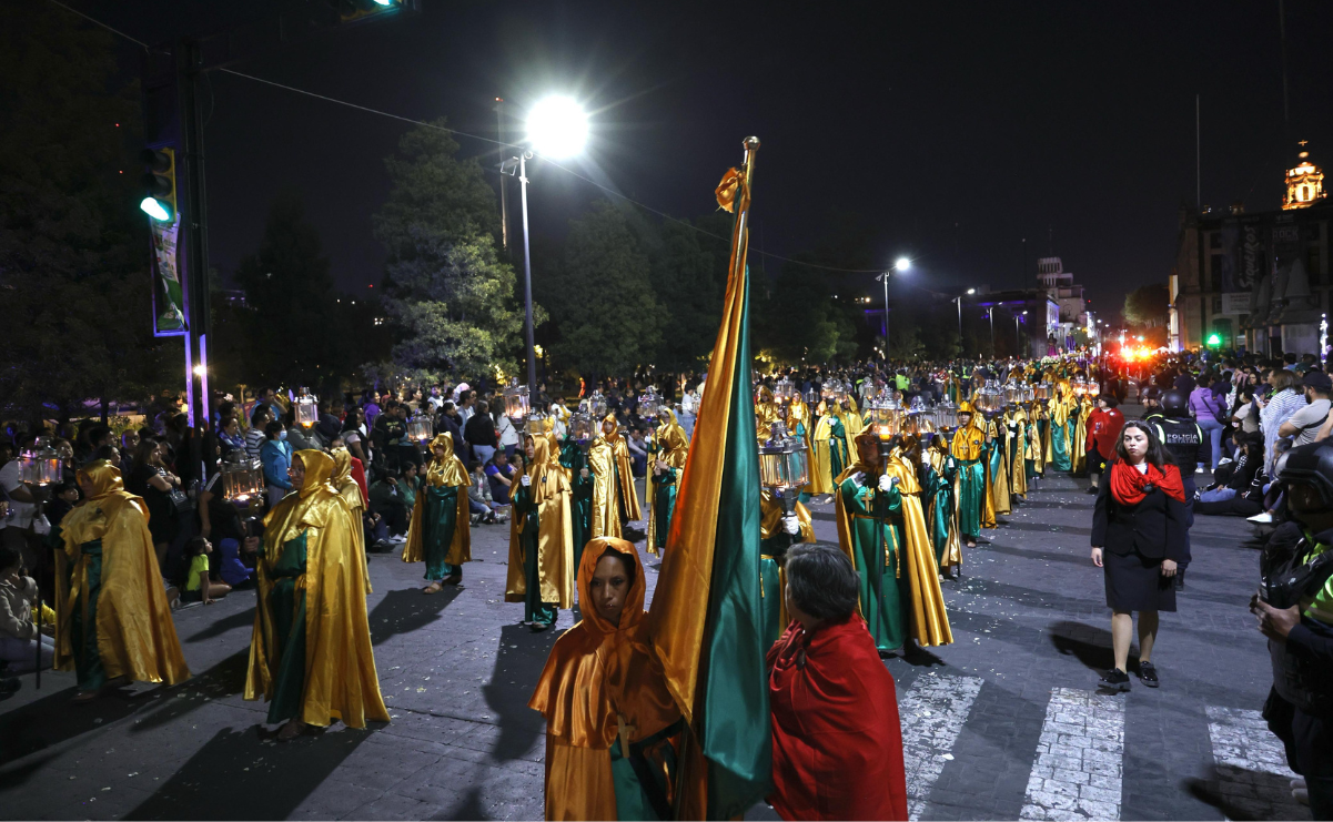 Fieles participan en la tradicional y solemne Procesión del Silencio en las calles de Toluca. Foto: Arturo Hernández