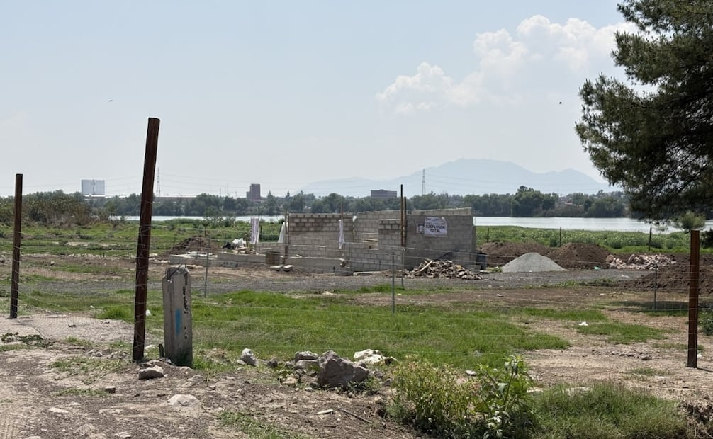 Sellos de suspensión total detienen el avance de viviendas en el polígono protegido de la Laguna de La Piedad. Foto Arturo Contreras / El Universal