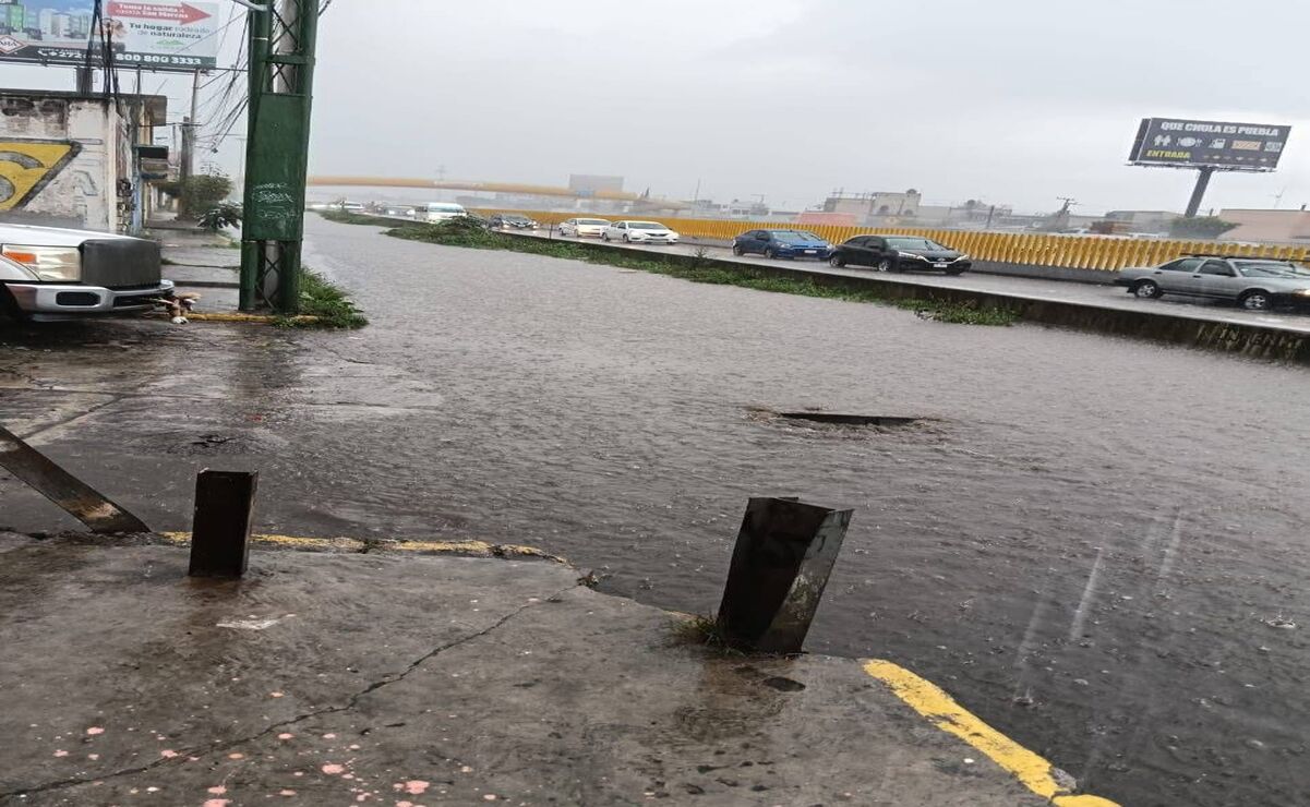 Fuertes lluvias en Ixtapaluca deja calles encharcadas y tránsito vial lento