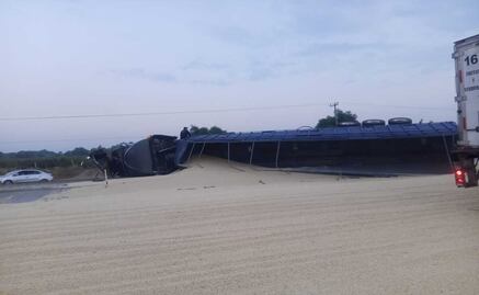 Nopaltepec: Volcadura en la México-Tulancingo desata rapiña de maíz tras accidente