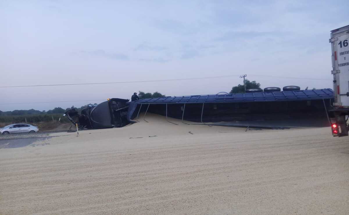 El tráiler que  trasladaba toneladas de maíz a la Ciudad de México, quedó volcado en la carretera federal México-Tulancingo. Foto: Especial