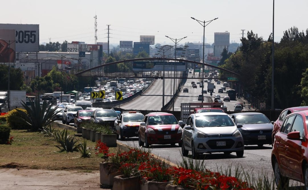 Circular con láminas vencidas puede derivar en el retiro de placas y el traslado de tu vehículo al corralón. Foto Alejandro Vargas / El Universal
