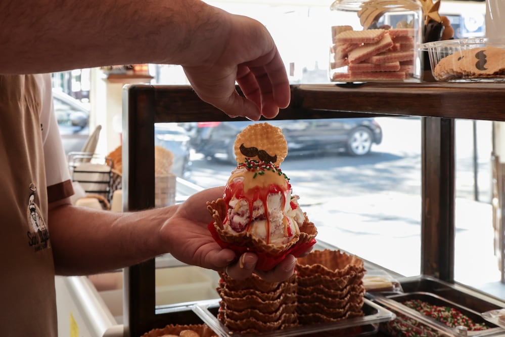 El helado de Nochebuena mezcla especias invernales con una mermelada casera de cereza para crear una experiencia única al paladar. Foto Alejandro Vargas / El Universal