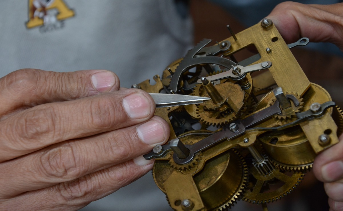 No se trata solo de reparar relojes; se trata de conectar generaciones a través del tiempo: Octavio Quiroz / Foto Arturo Hernández