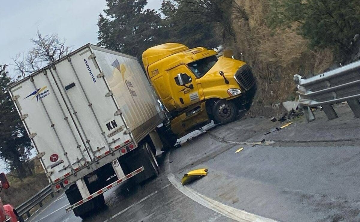 Los tráileres están bloqueando los carriles. Foto: Especial