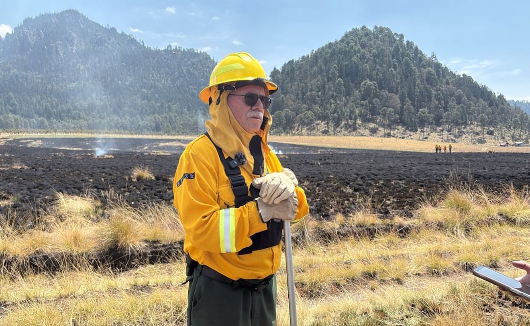 Miguel Ángel Romero Mora, de Probosque, supervisa que las quemas preventivas se realicen bajo estrictas condiciones meteorológicas. Foto Claudia Rodríguez / El Universal