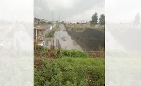 ¡Rescatan a chofer tras inundación en el Circuito Exterior Mexiquense! Quedó atrapado en bajopuente