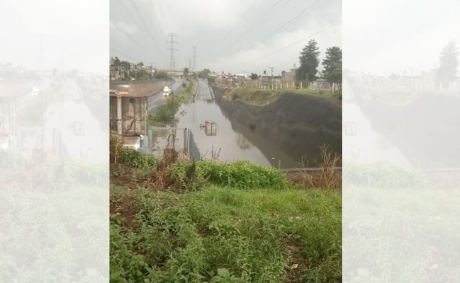 ¡Rescatan a chofer tras inundación en el Circuito Exterior Mexiquense! Quedó atrapado en bajopuente