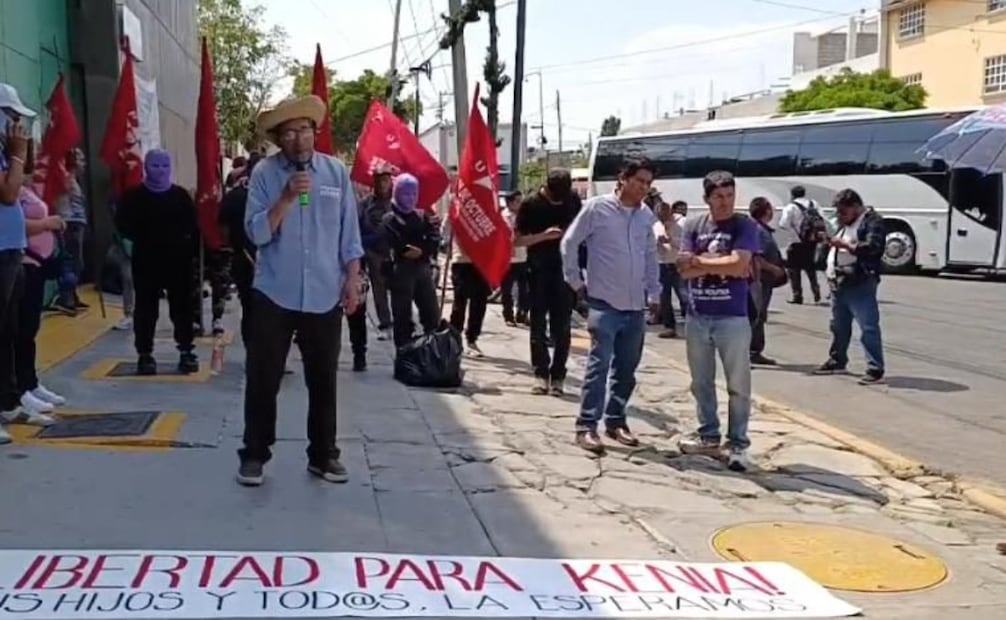 Integrantes de la UPVA 28 de Octubre encabezan el bloqueo frente al Centro Penitenciario Neza Sur. Foto Especial
