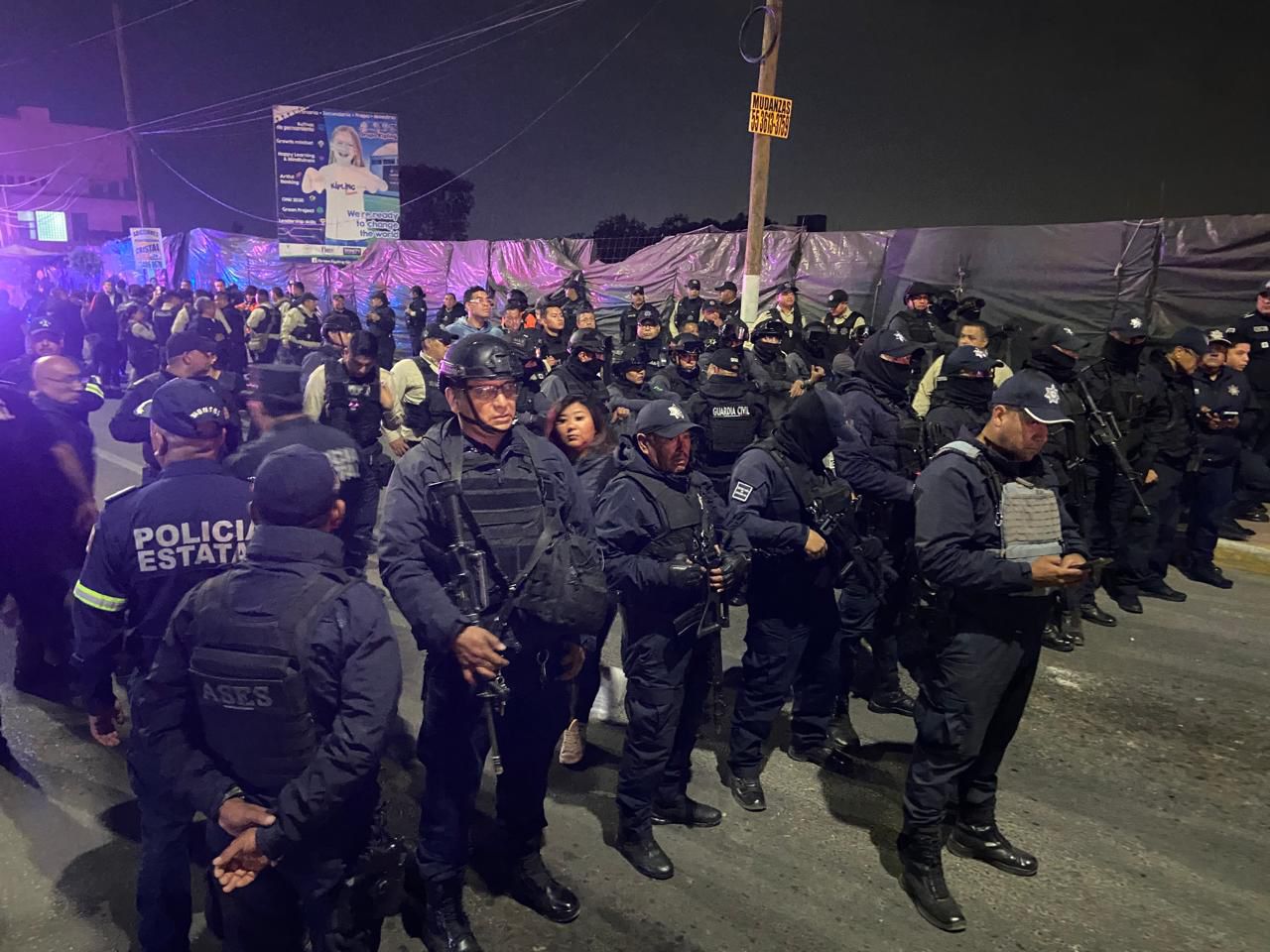 Decenas de policías y vecinos se congregan en la zona en disputa, aumentando la tensión. / Foto: Especial