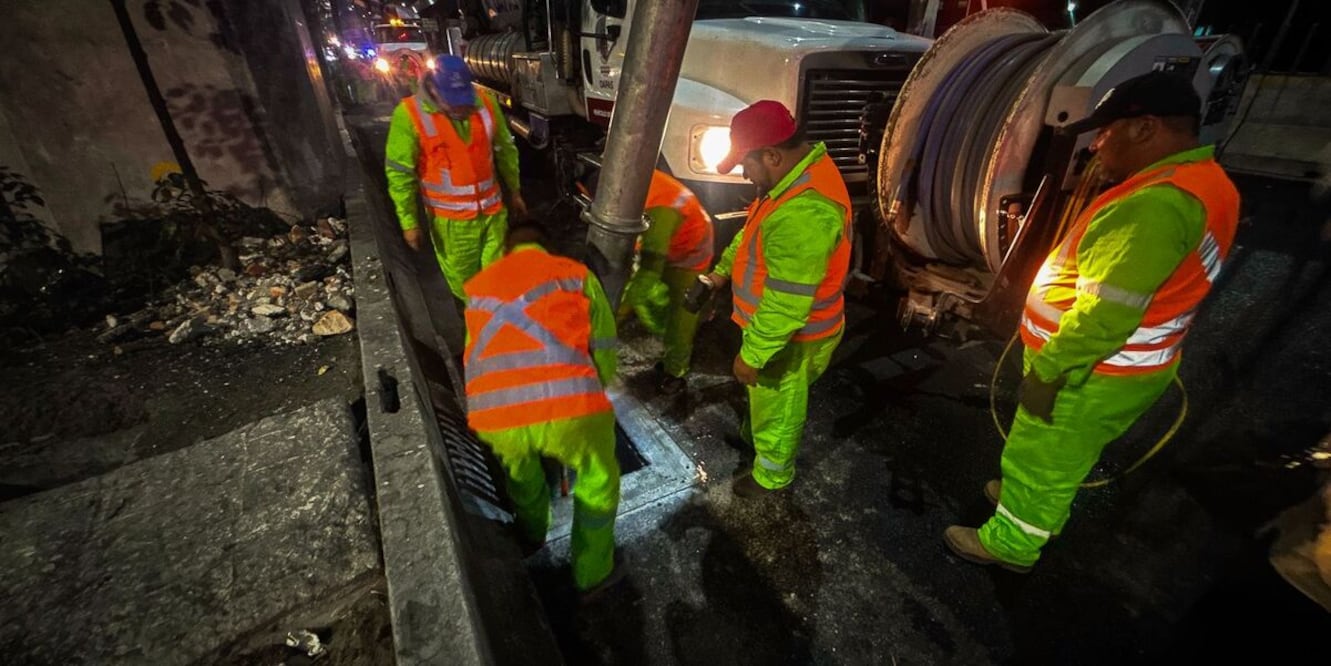 En Río Hondo se reportó un rebosamiento a la altura de avenida 16 de Septiembre, situación que permaneció cerca de 20 minutos antes de ser controlada por brigadas operativas. Foto: especial