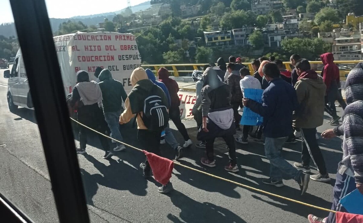 Normalistas de Tenería continúan marcha a la CDMX: Avanzan por la México-Toluca