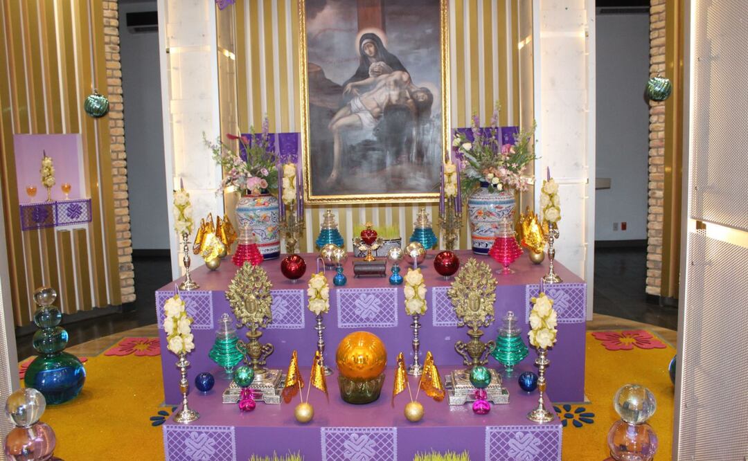 El Altar de Dolores, una tradición centenaria que representa los sufrimientos de la Virgen María, se exhibe en el Centro Tolzú, Toluca. Foto: Karen Aldama